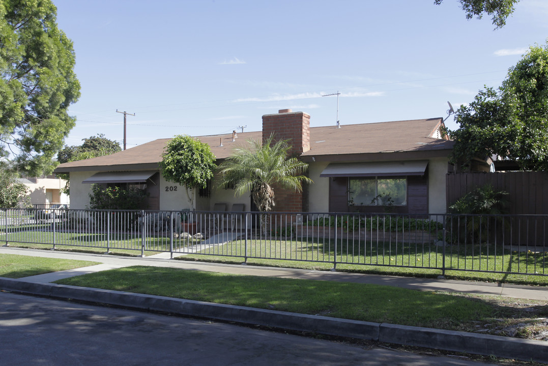 202 S Ridgeway St in Anaheim, CA - Building Photo