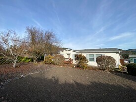 543 Cochran Ln in White Salmon, WA - Building Photo
