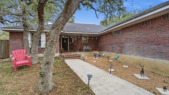 19 Pebblebrook Ln in Wimberley, TX - Foto de edificio - Building Photo