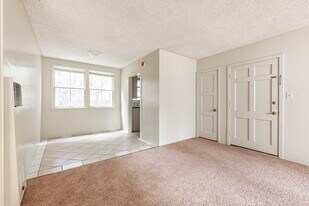 Park Manor in Pomona, CA - Building Photo