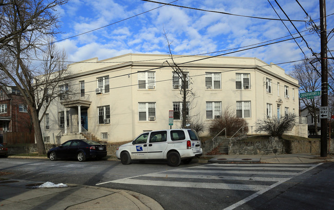 3711 Benton St NW in Washington, DC - Foto de edificio - Building Photo