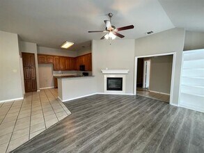 2217 Ragland Rd in Mansfield, TX - Foto de edificio - Building Photo