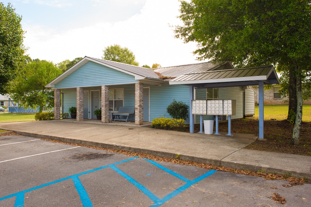 River Oaks Apartments in Oneonta, AL - Building Photo