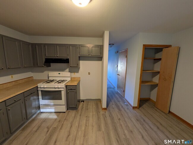 998 Campbell Ave in West Haven, CT - Building Photo - Building Photo