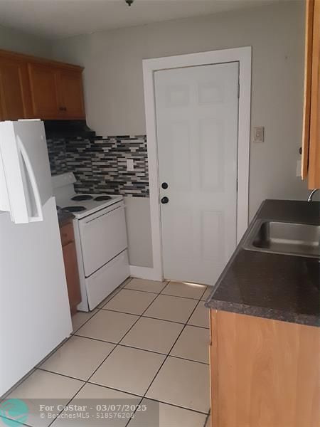 2470 NW 82nd St in Miami, FL - Building Photo - Building Photo