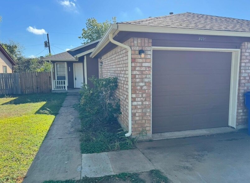 805 Lexington Rd in Elgin, TX - Foto de edificio