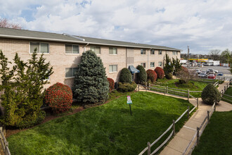 Carousel Court in Falls Church, VA - Foto de edificio - Building Photo