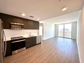 114 NE 22nd St, Unit A72 in Miami, FL - Foto de edificio - Building Photo