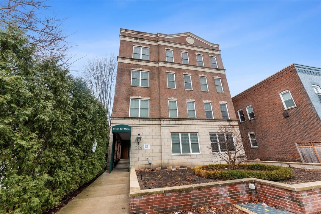 2500 Green Bay Rd in Evanston, IL - Building Photo
