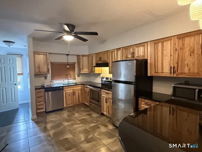 155 Redstone Hl Rd in Bristol, CT - Building Photo - Building Photo