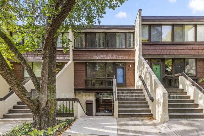 property at 2216 S Quincy St