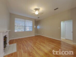 1027 Brittany Dr in Denton, TX - Building Photo - Building Photo