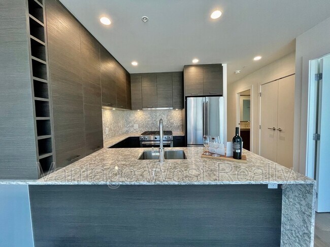 1191 Sunset Dr in Kelowna, BC - Building Photo - Building Photo