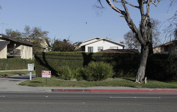 310 Victoria St in Costa Mesa, CA - Foto de edificio - Building Photo