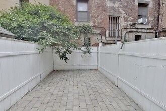 279 E 10th St in New York, NY - Building Photo - Building Photo