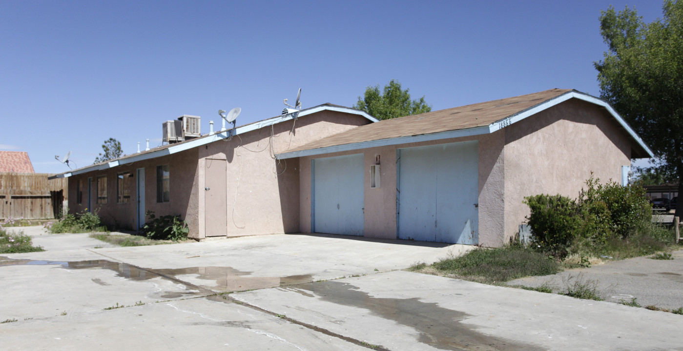 18864-18866 Del Mano Ct in Adelanto, CA - Building Photo