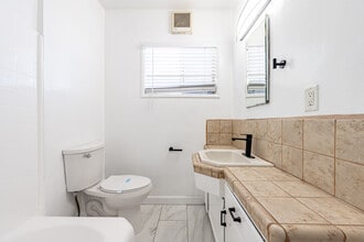 3701 Montclair St in Los Angeles, CA - Building Photo - Interior Photo