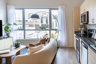 Nova Apartment Homes in San Diego, CA - Foto de edificio - Building Photo