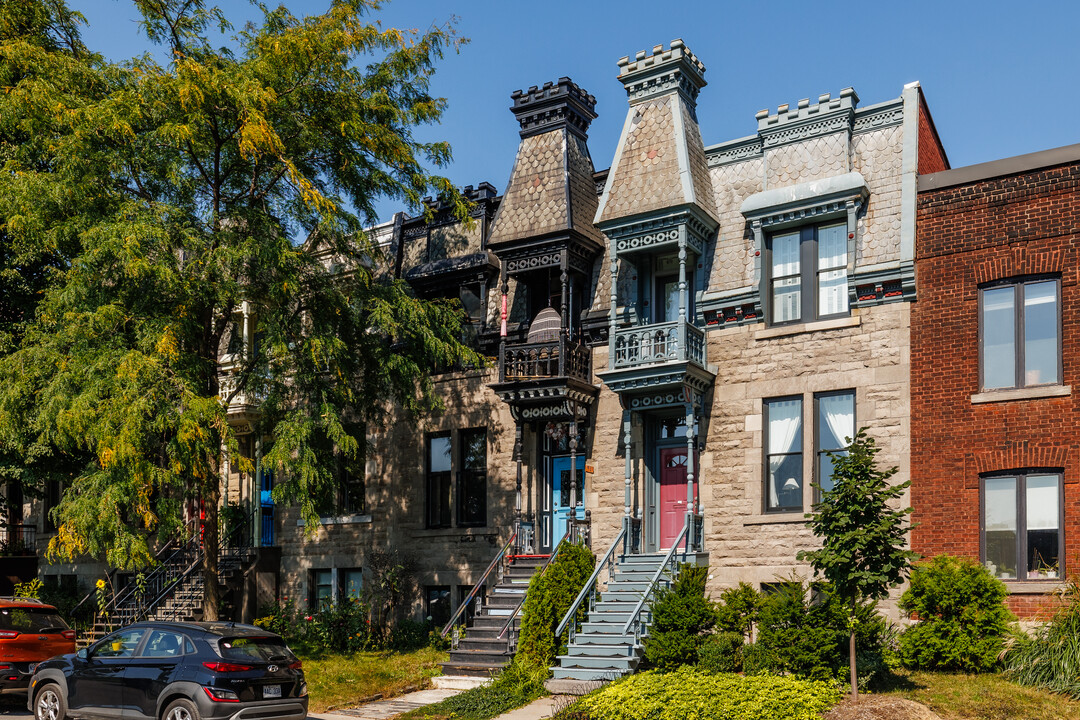 93 Hallowell Rue in Westmount, QC - Building Photo