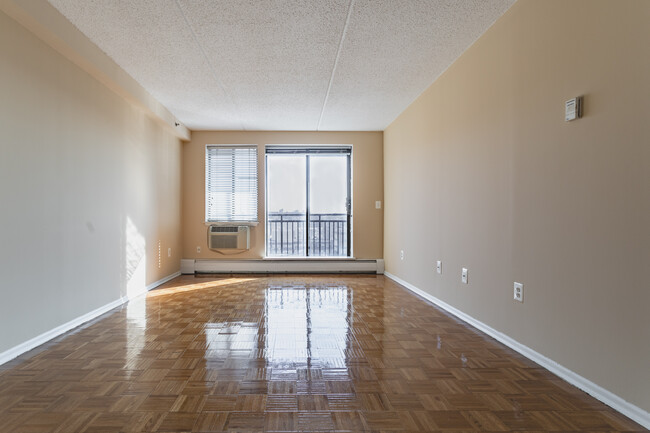 Metro View in Astoria, NY - Building Photo - Interior Photo