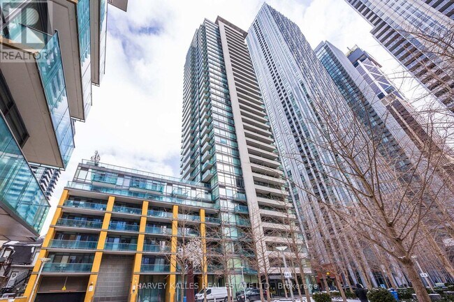 18 Yorkville Ave in Toronto, ON - Building Photo - Building Photo