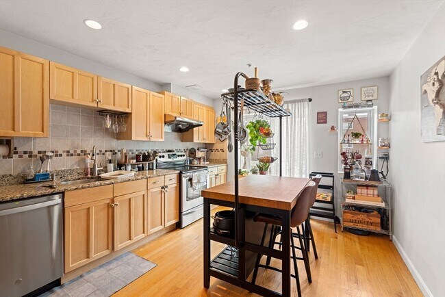 27 Phillips St in Quincy, MA - Building Photo - Building Photo