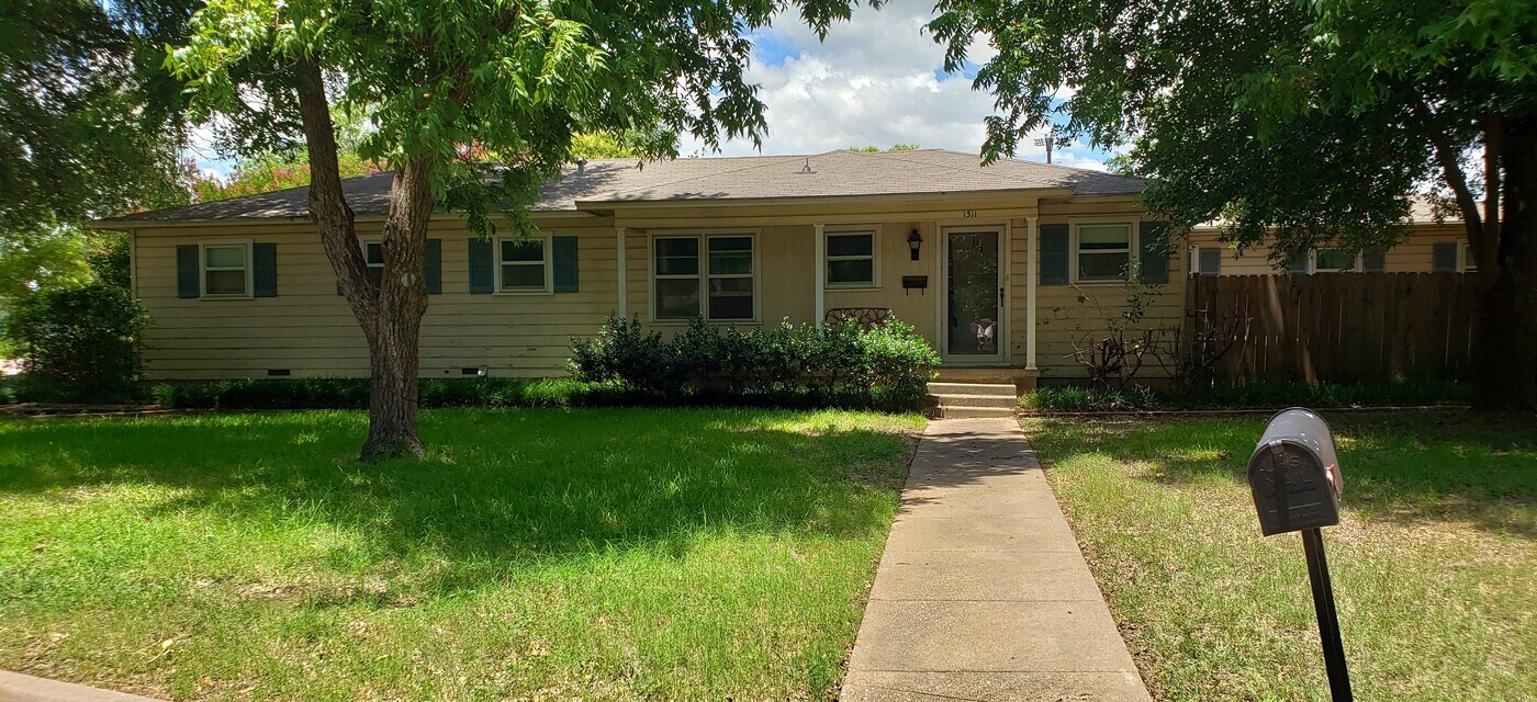 1311 Patricia Dr in McGregor, TX - Building Photo