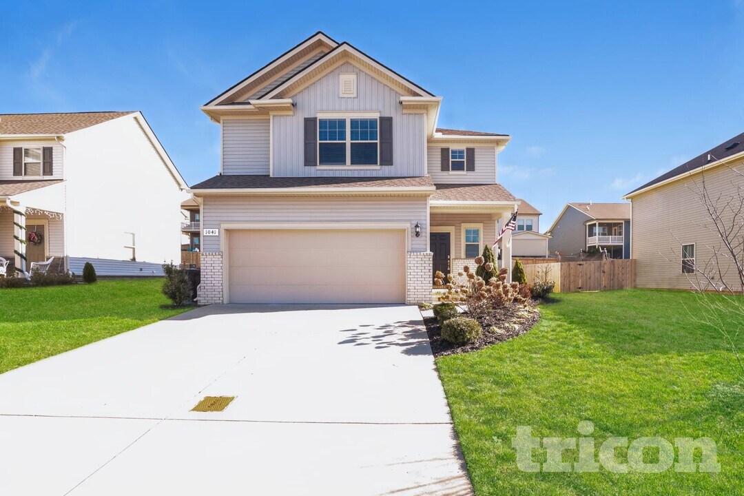 1041 Lonergan Cir in Spring Hill, TN - Foto de edificio