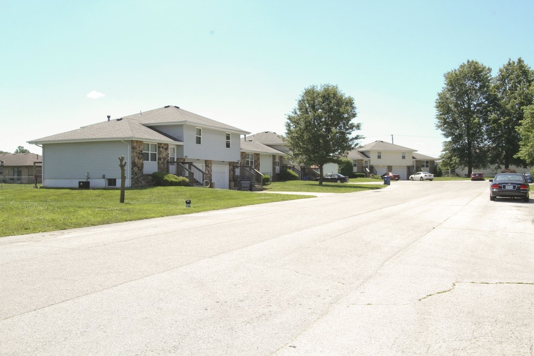 1834 Tower Cir in Nixa, MO - Foto de edificio