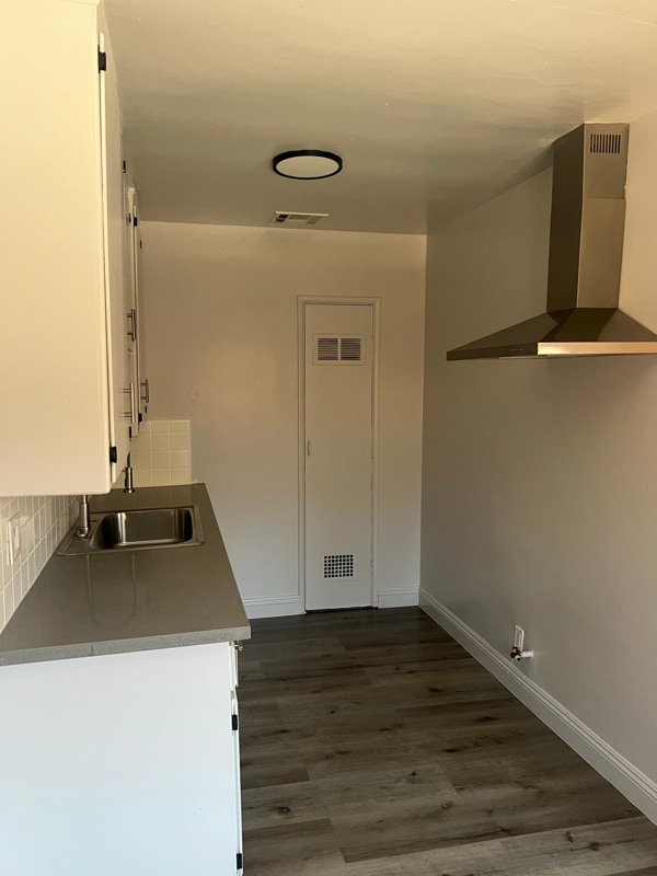 9617 1/2 S Hoover St in Los Angeles, CA - Building Photo - Building Photo