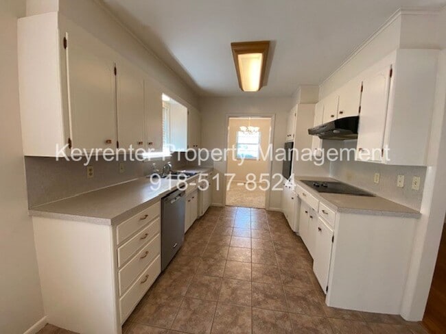 5728 E 43rd St in Tulsa, OK - Building Photo - Building Photo