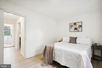 16 Auburn Ct, Unit c in Alexandria, VA - Building Photo - Building Photo