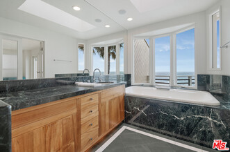 20946 Pacific Coast Hwy in Malibu, CA - Building Photo - Building Photo