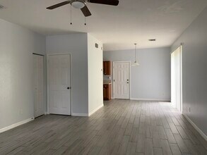 2155 SE Bell Isle Dr in Port St. Lucie, FL - Foto de edificio - Building Photo