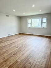 21 N Locust St, Unit 1 in Aurora, IL - Foto de edificio - Building Photo