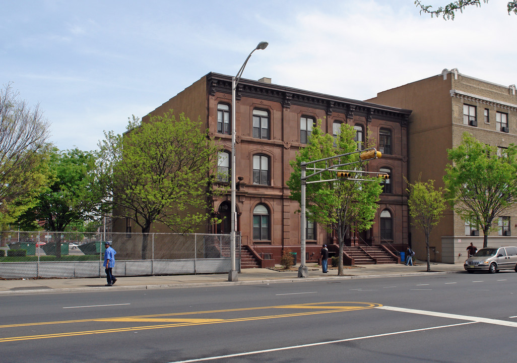 1080 Broad St in Newark, NJ - Building Photo