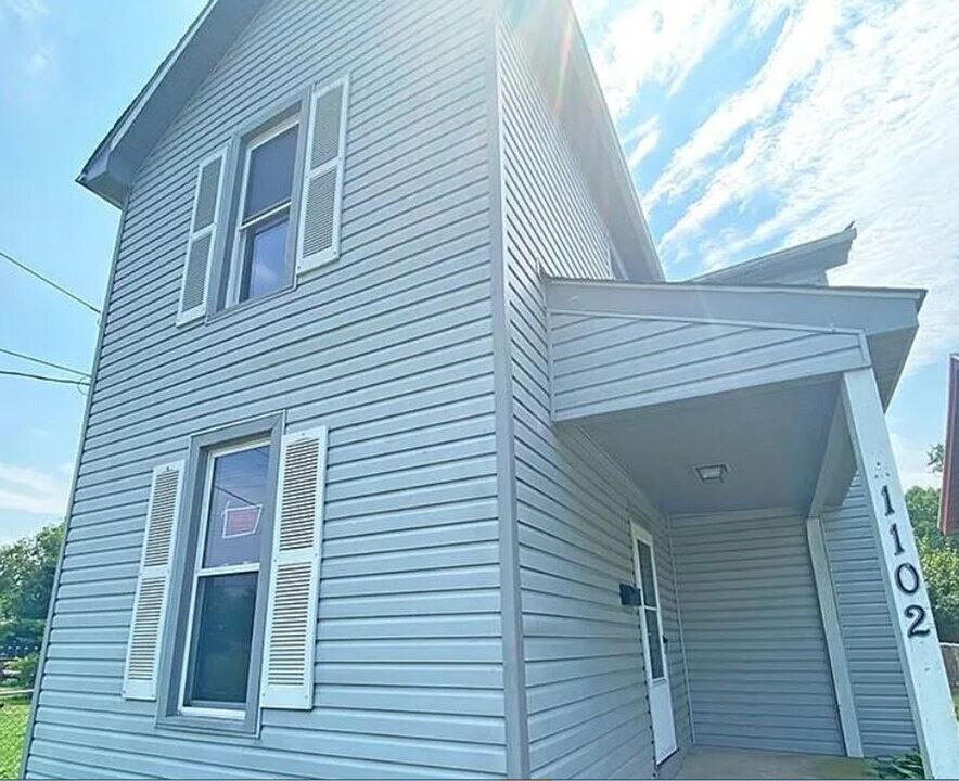 1102 Yankee Rd in Middletown, OH - Building Photo