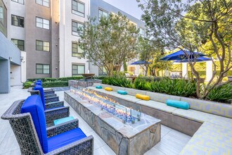 Terrena Apartment Homes in Northridge, CA - Foto de edificio - Building Photo