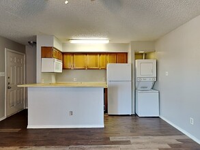 9805 Walnut St, Unit C-306 in Dallas, TX - Building Photo - Building Photo