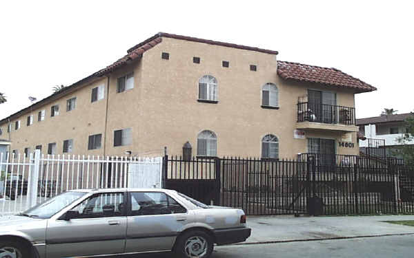 14801 Delano St in Van Nuys, CA - Building Photo