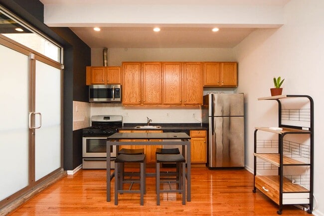 1450 W Blackhawk St, Unit M02H in Chicago, IL - Foto de edificio - Building Photo