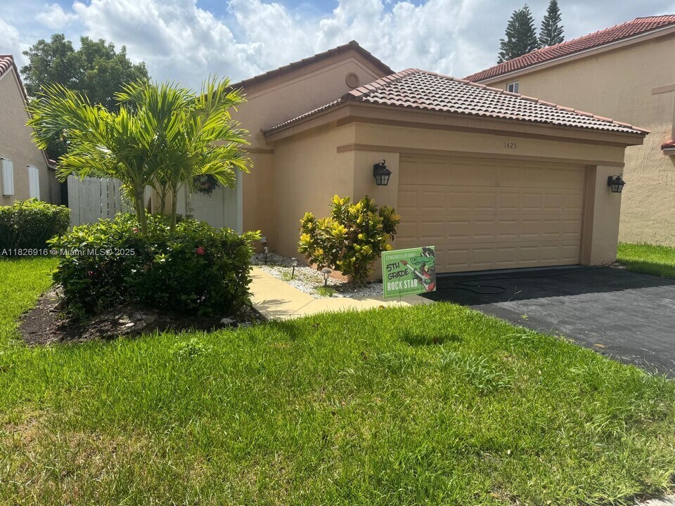 1425 Mira Vista Cir in Weston, FL - Building Photo