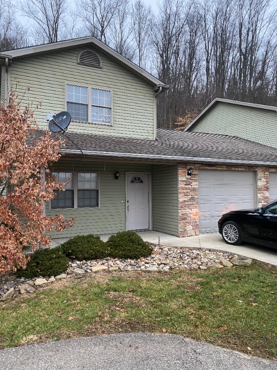 9013 Northgate Dr-Unit -2 in Cambridge, OH - Building Photo