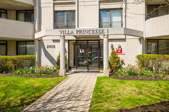2905 De La Côte-Vertu Boul in Montréal, QC - Building Photo - Building Photo