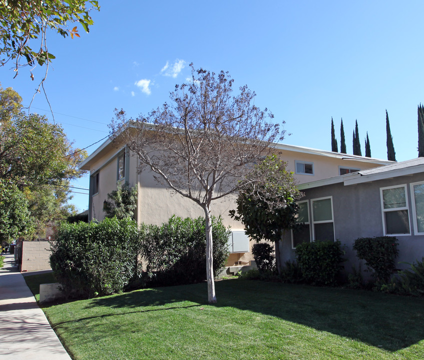 21316 Costanso St in Woodland Hills, CA - Building Photo