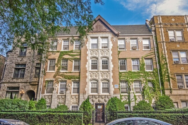 property at 644 W Wrightwood Ave
