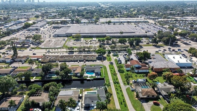 1940 NW 32nd St in Oakland Park, FL - Foto de edificio - Building Photo