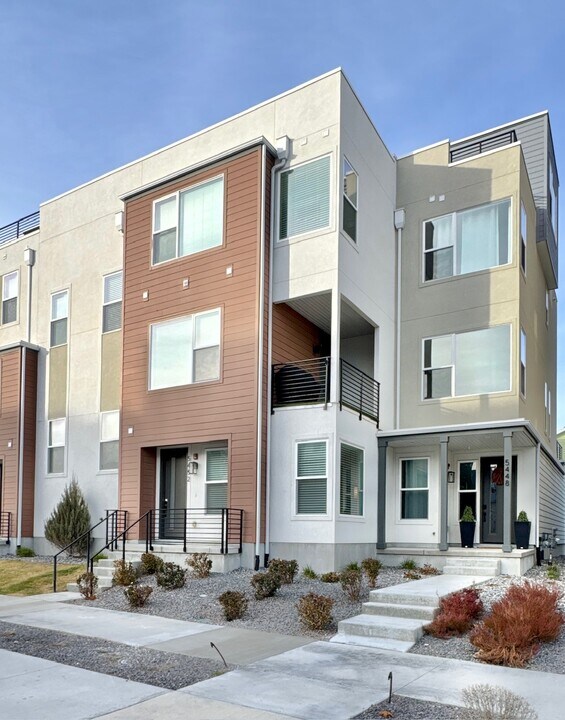 5452 Cardinal Park Rd in South Jordan, UT - Building Photo