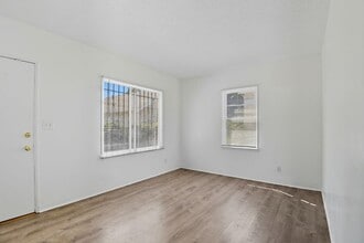 103 E Tamarack Ave in Inglewood, CA - Building Photo - Building Photo