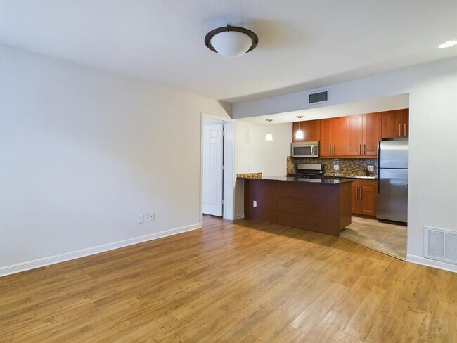 7685 Northcross Dr in Austin, TX - Building Photo - Building Photo